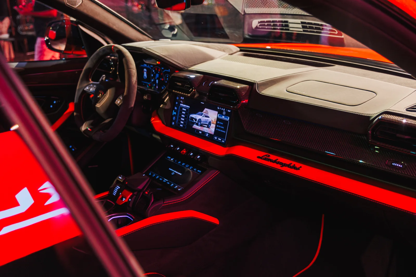 Urus SE cabin with red ambient lighting and digital dashboard